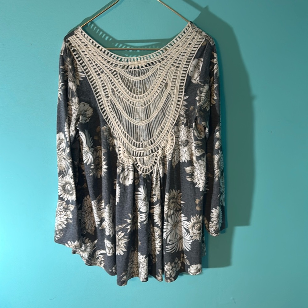 Hopely Large floral tunic w/ cute back